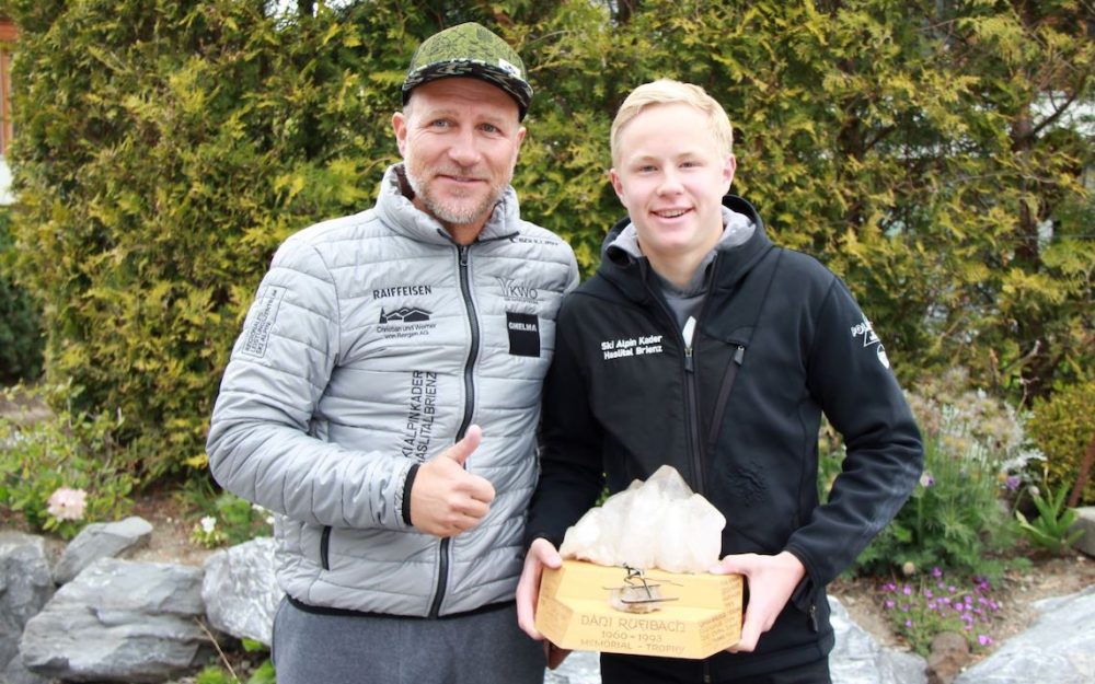 Cheftrainer Stefan Abplanalp übergibt Janic Streich die Dani-Rufibach-Memorial-Trophäe. – Foto: zvg / RLZ Haslital Brienz