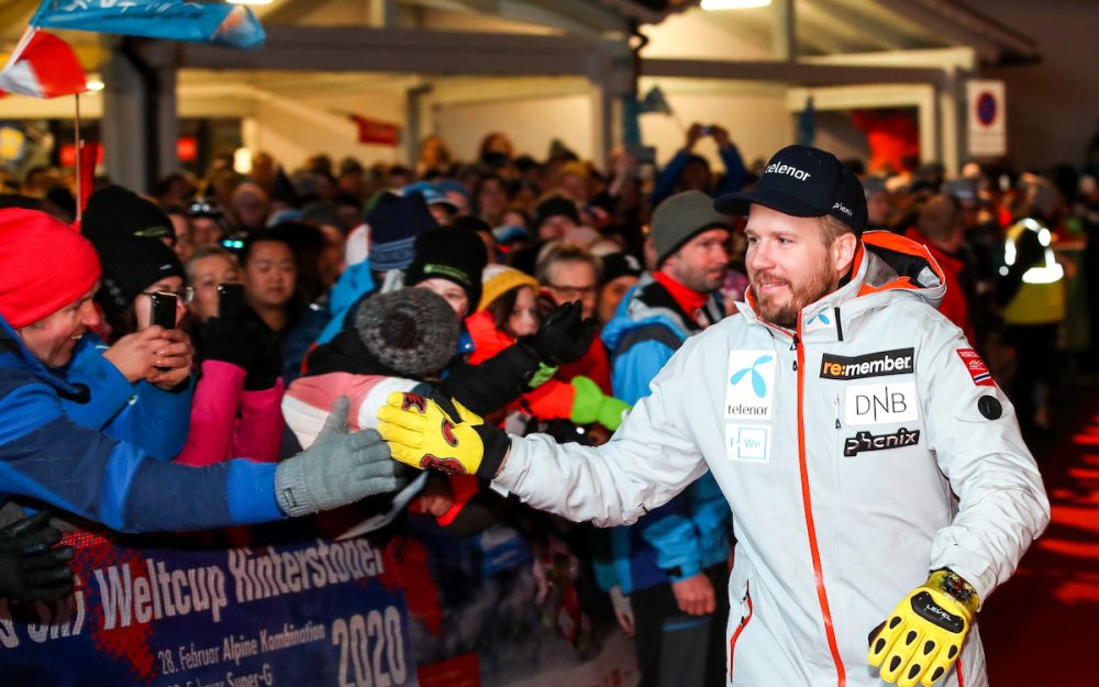 Kjetil Jansrud und die gelebte Solidarität Kjetil Jansrud – auch im Kontakt mit den Fans stets ein fairer Sportsmann. – Foto: GEPA pictures
