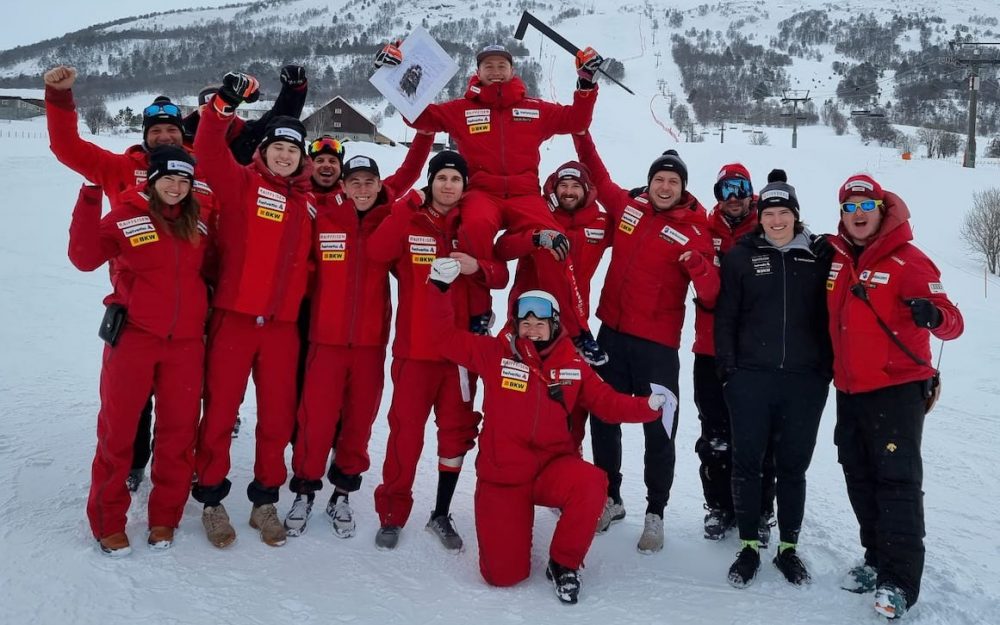 Das Swiss-Ski-Team feiert den Erfolg von Fadri Janutin. – Foto: zvg/SE