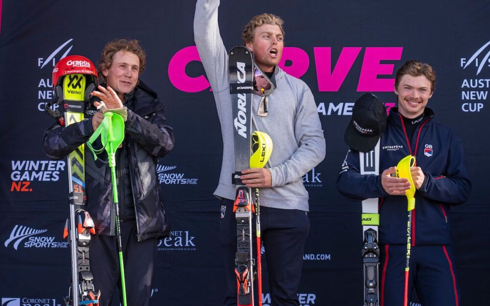 Sam Maes (links), Jimmy Krupka (Mitte) und Laurie Taylor bei der Siegerehrung nach dem ersten ANC-Slalom am Coronet Peak. – Fotos: zvg/RossMacKay