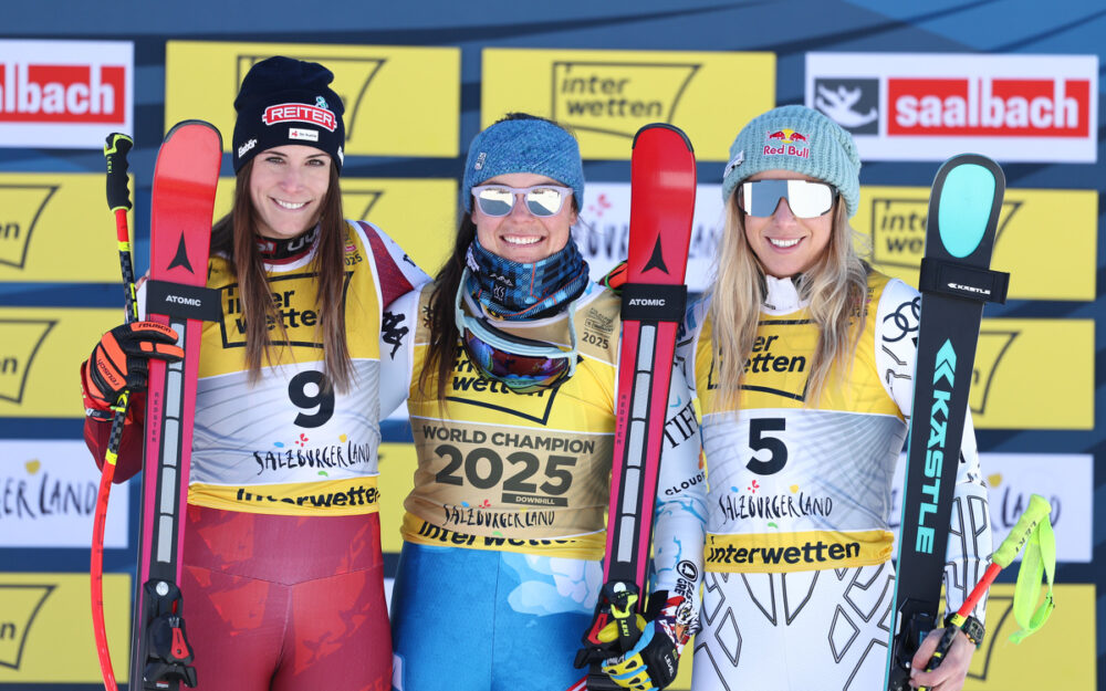 Ski-WM: Breezy Johnson überrascht mit dem Gewinn von Abfahrtsgold Breezy Johnson (Mitte) fährt zu WM-Gold in der Abfahrt, Mirjam Puchner (links) holt Silber und Bronze gibt es für Ester Ledecka. – Foto: GEPA pictures