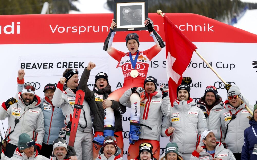 Marco Odermatt lässt sich nach seinem Sieg feiern – Fotos: GEPA pictures