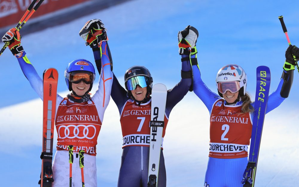 Zweiter Weltcupsieg als vorgezogenes Weihnachtsgeschenk für Sara Hector Mikaela Shiffrin, Siegerin Sara Hector und Marta Bassino (v.l.) freuen sich über ihre Leistungen und auf die kurze Weihnachtspause. – Foto: GEPA pictures