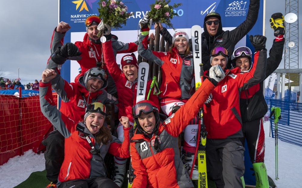 Nächster ÖSV-Feiertag an der Junioren-WM. Magdalena Egger (mitte, Zweite von links) und Lisa Grill sorgen im Super-G für einen Doppelsieg. – Foto: runedahl/narvik2020