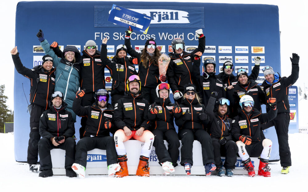 Saskja Lack wird vom gesamten Team nach ihrem zweiten Weltcup-Podestplatz der Karriere gefeiert. - Foto: GEPA pictures