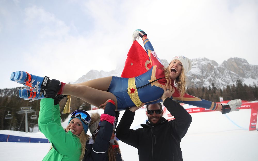 Julia Mancuso wird auf Händen getragen. – Foto: GEPA pictures