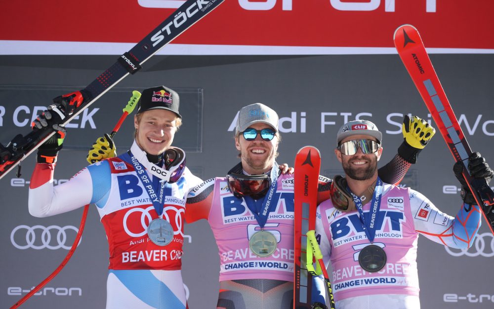 Marco Odermatt, Sieger Aleksander Aamodt Kilde und Travis Ganong (v.l.) – ein internationales Podest. – Foto: GEPA pictures