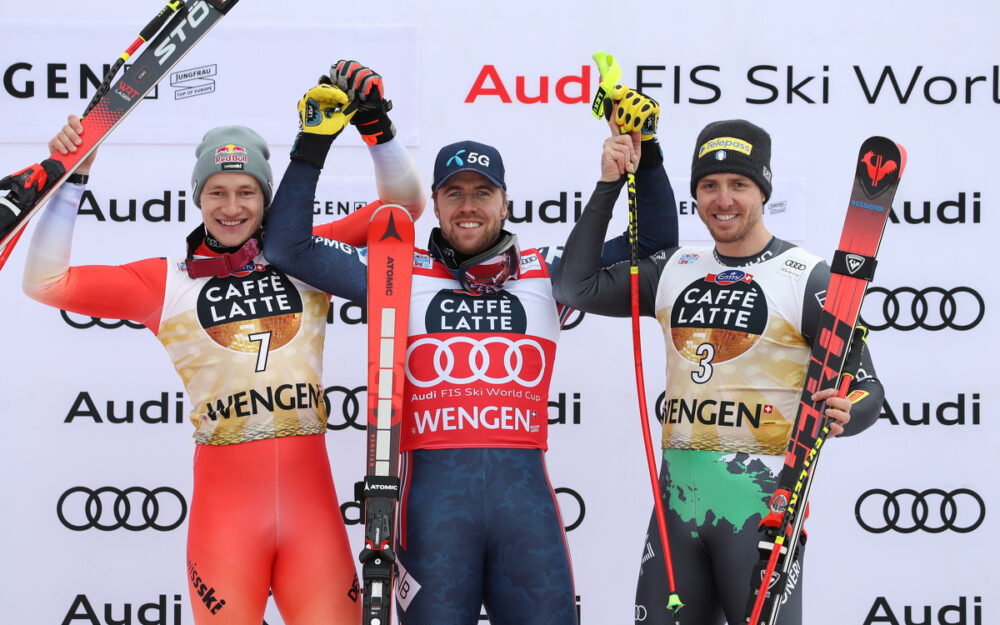 Aleksander Aamodt Kilde (Mitte) hat das Lauberhorn im Griff und steht mit Marco Odermatt (links) und Mattia Casse auf dem Podest der Abfahrt. – Foto: GEPA pictures