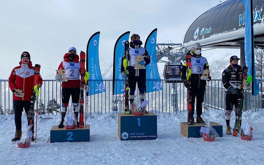 EC: Ein Podest mit lauter Neulingen Dionys Kippel (Zweiter von links) fährt an seinem Geburtstag zum ersten Mal auf das Podest in einem Europacup-Rennen. – Foto: zvg