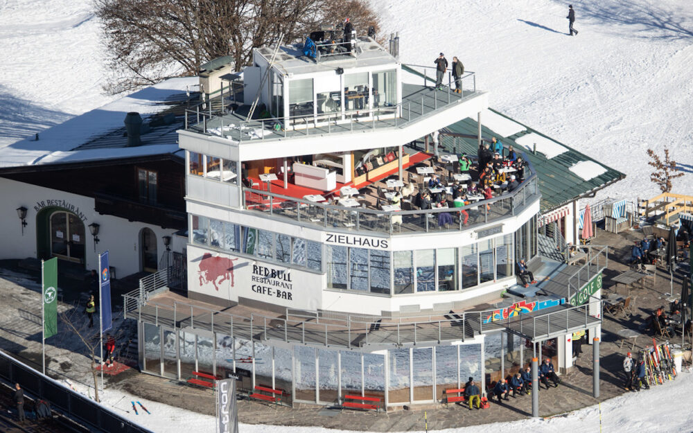 Genügend Schnee für die Hahnenkamm-Rennen 2023 Das Zielhaus von Kitzbühel. – Foto: GEPA pictures