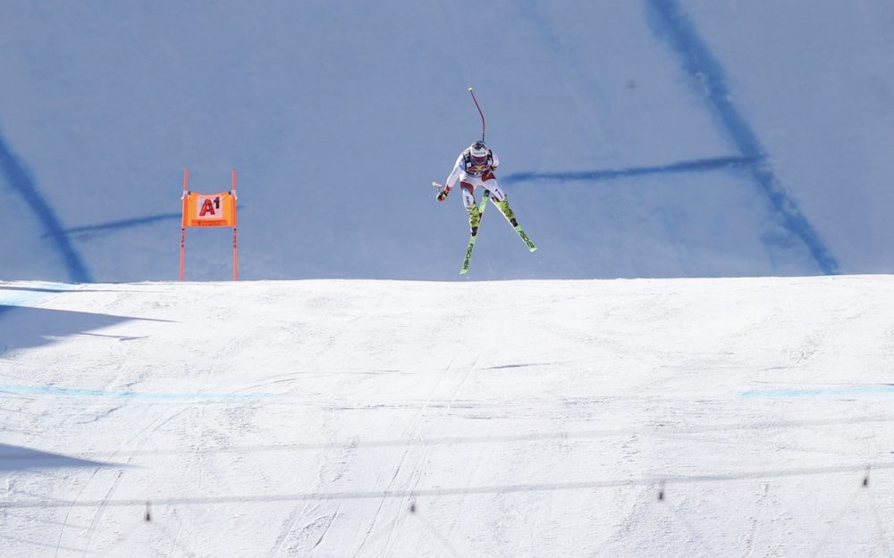 Urs Kryenbühl in grossen Schwierigkeiten. Der Zielsprung war – nicht zum ersten Mal – das grosse Thema in Kitzbühel 2021. – Foto: GEPA pictures