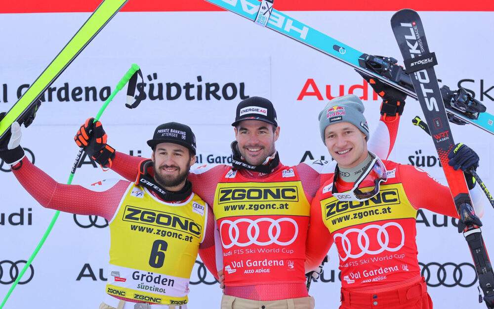 Vincent Kriechmayr gewinnt zum zweiten Mal den Super-G auf der Saslong Vincent Kriechmayr (Mitte) gewinnt nach 2019 zum zweiten Mal den Super-G von Val Gardena. Daniel Hemetsberger (links) und Marco Odermatt können sich auch freuen. – Foto: GEPA pictures