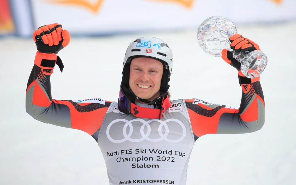 Henrik Kristoffersen holt sich zum dritten Mal die Slalom-Kugel Henrik Kristoffersen mit der Auszeichnung für den besten Slalom-Fahrer des Winters. – Foto: GEPA pictures