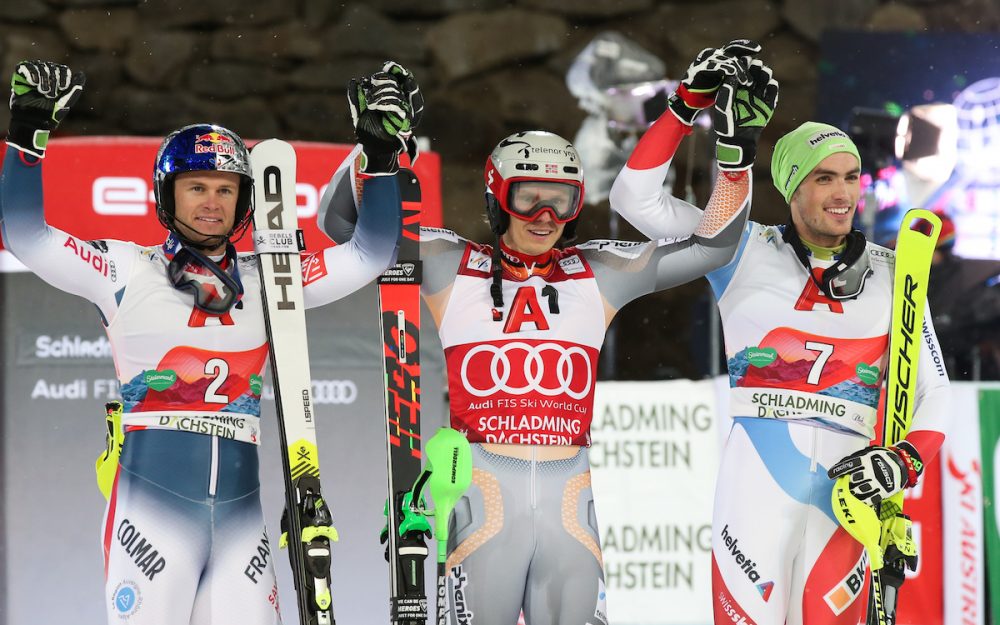 Henrik Kristoffersen (Mitte) gewinnt das Night-Race in Schladming zum vierten Mal. Alexis Pinturault (links) und Daniel Yule feiern auf dem Podest mit. – Foto: GEPA pictures