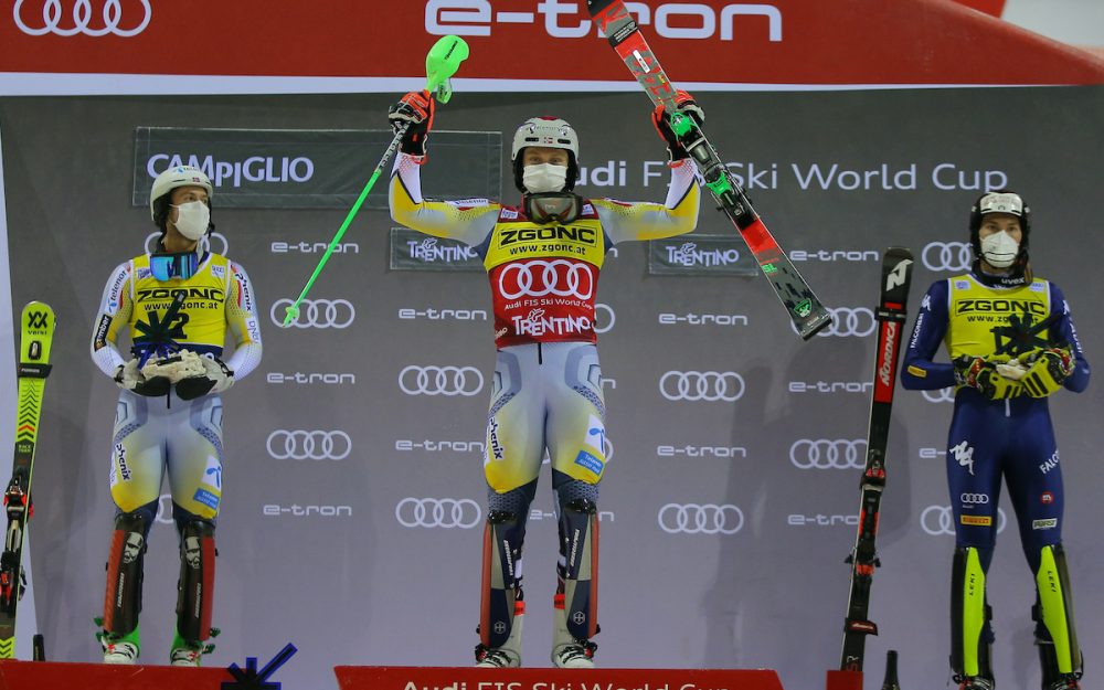 Henrik Kristoffersen (Mitte) gewinnt zum dritten Mal den Slalom von Madonna di Campiglio und wird von Sebastian Foss-Solevaag (links) und Alex Vinatzer flankiert. – Foto: GEPA pictures