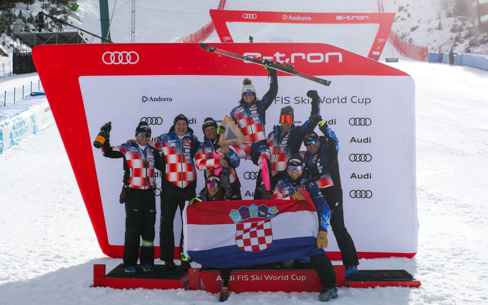 Kroatiens A-Team besteht aus fünf Athletinnen und Athleten Zrinka Ljutic und ihr Team feiern den 2. Platz beim Slalom von Soldeu. – Foto: GEPA pictures