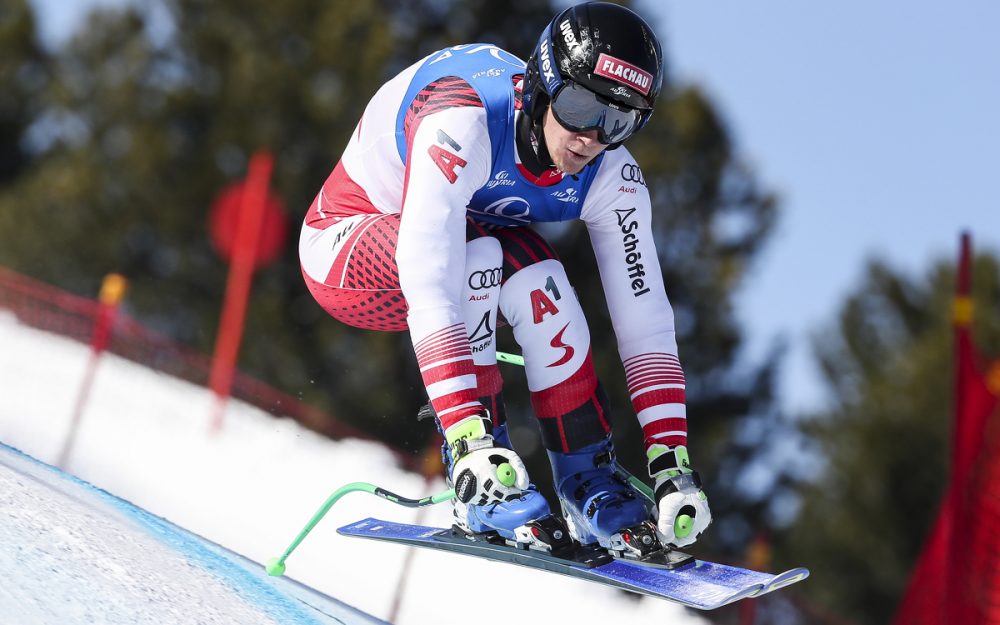 Philipp Lackner tauscht die blauen Salomon-Skier gegen das gelbe Material von Fischer. – Foto: GEPA pictures