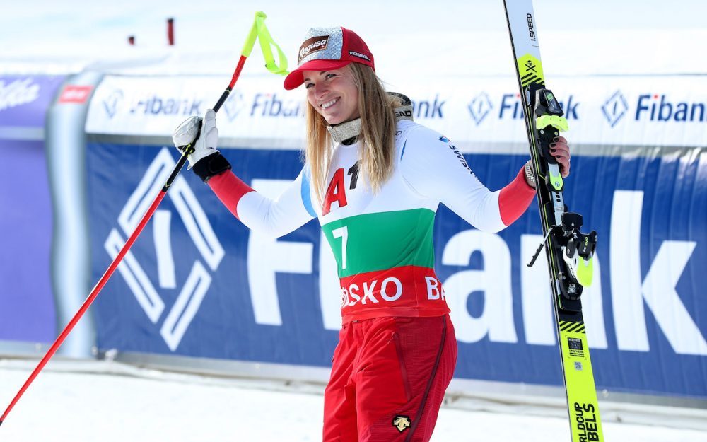 Lara Gut-Behrami auf dem Weg zu alter Stärke Lara Gut-Behrami auf dem Weg zur Siegerehrung in Bansko. – Foto: GEPA pictures
