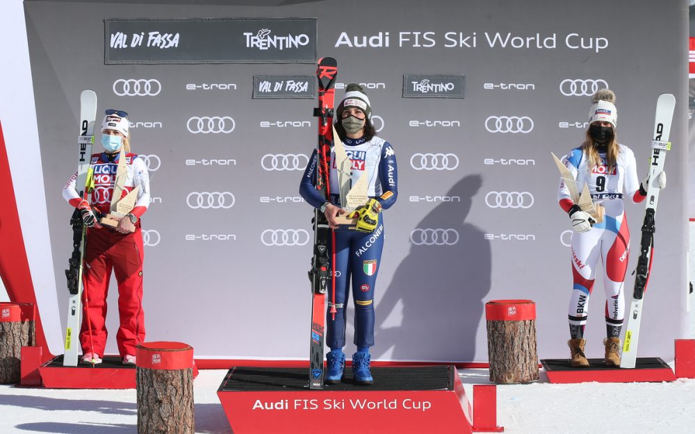 Für Federica Brignone den Sieg, für Lara Gut-Behrami die Kugel Federica Brignone (Mitte) gewinnt das Rennen in Val di Fassa, Lara Gut-Behrami (links) holt sich die kleine Kristallkugel und Corinne Suter steht – wie Lara Gut-Behrami auch – zum dritten Mal in Serie in Val di Fassa auf dem Podest. – Fotos: GEPA pictures