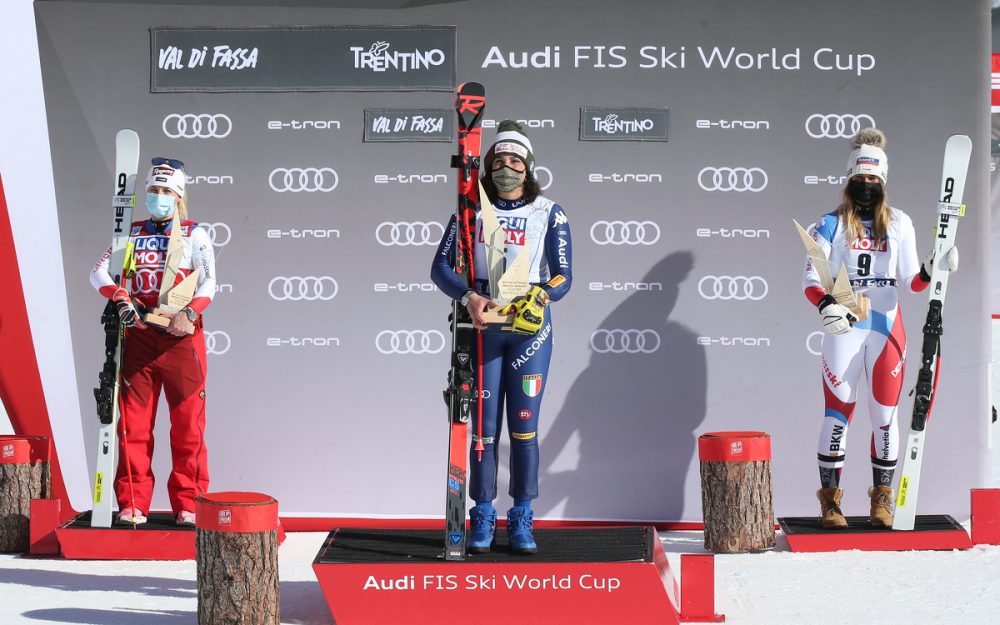 Federica Brignone (Mitte) gewinnt das Rennen in Val di Fassa, Lara Gut-Behrami (links) holt sich die kleine Kristallkugel und Corinne Suter steht – wie Lara Gut-Behrami auch – zum dritten Mal in Serie in Val di Fassa auf dem Podest. – Fotos: GEPA pictures