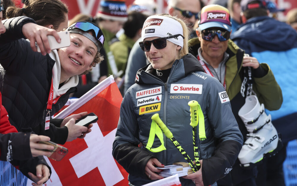 Besondere Vorzeichen für Lara Gut Behrami in Kvitfjell Lara Gut nimmt sich beim Verteilen von Autogrammkarten auch Zeit für das eine oder andere Selfie eines Fans. – Foto: GEPA pictures