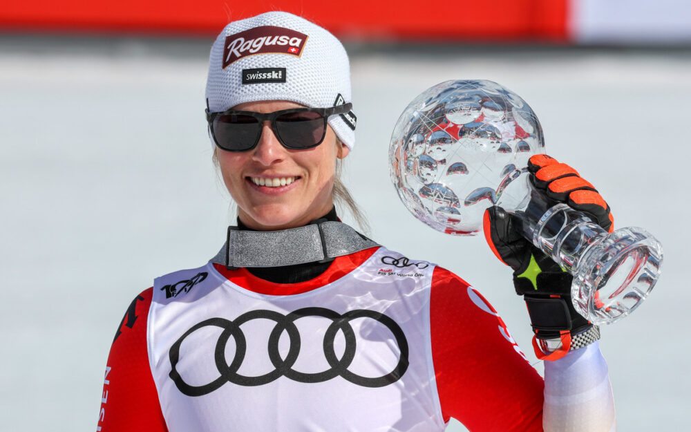 Lara Gut-Behrami mit der kleinen Kristallkugel für die beste Riesenslalom-Fahrerin des Winters. – Foto: GEPA pictures