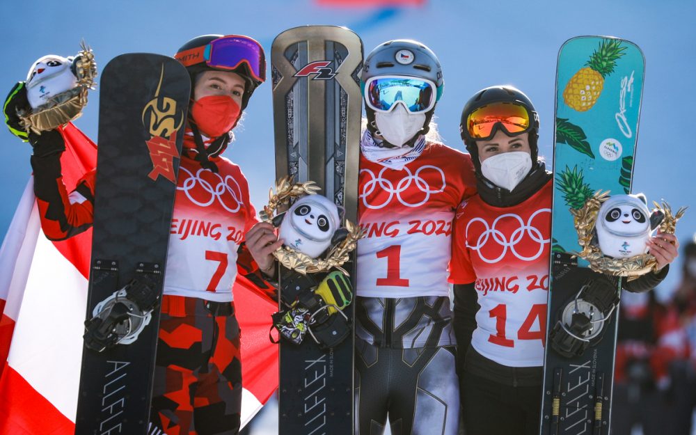 Ester Ledecka (Mitte) hat die dritte Olympia-Goldmedaille. – Foto: GEPA pictures