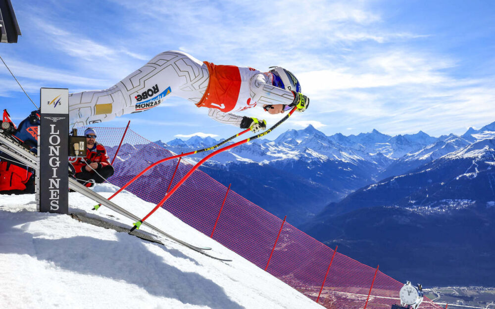 Ester Ledecka wuchtet sich aus dem Starthaus von Crans Montana. – Foto: GEPA pictures