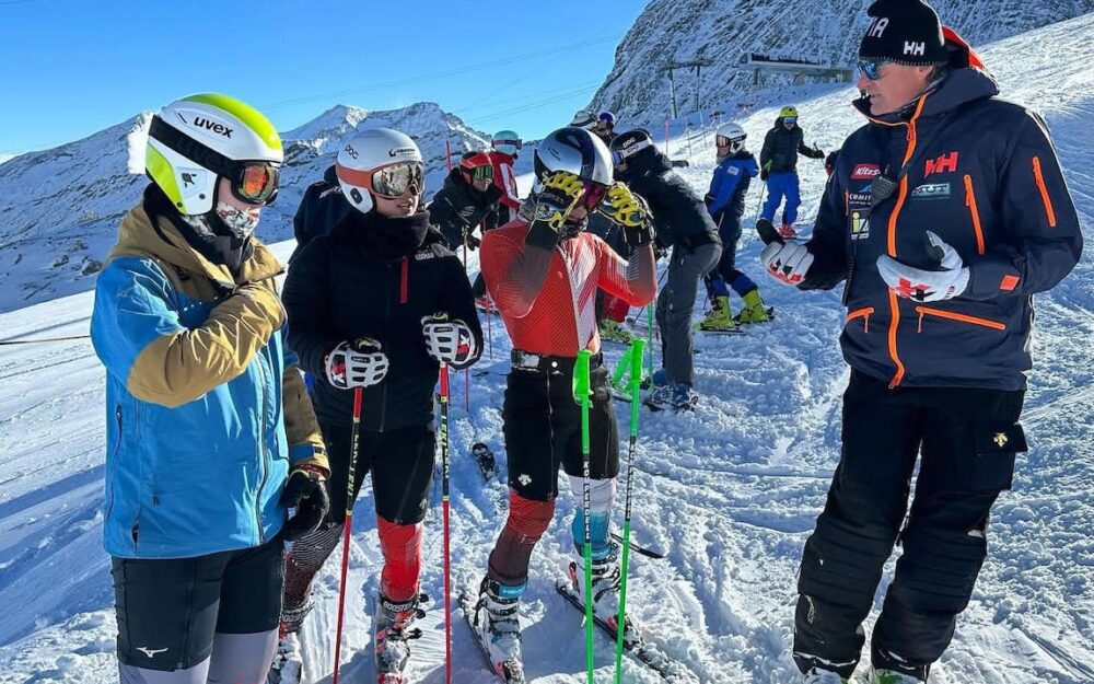 Christian Leitner (rechts) beim Coaching seiner Fahrerinnen. – Foto: zvg