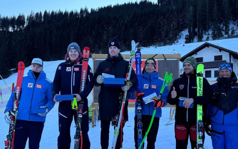 EC: Raphael Lessard sorgt am Pass Thurn für eine Premiere Raphael Lessard (Bildmitte) sorgte am Pass Thurn für den ersten kanadischen Super-G-Erfolg im Europacup. – Foto: Ski Austria
