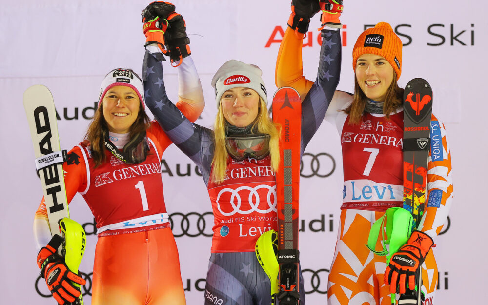 Wendy Holdener (links), Mikaela Shiffrin (Mitte) und Petra Vlhova – das sonntägliche Siegerinnen-Trio. – Foto: GEPA pictures