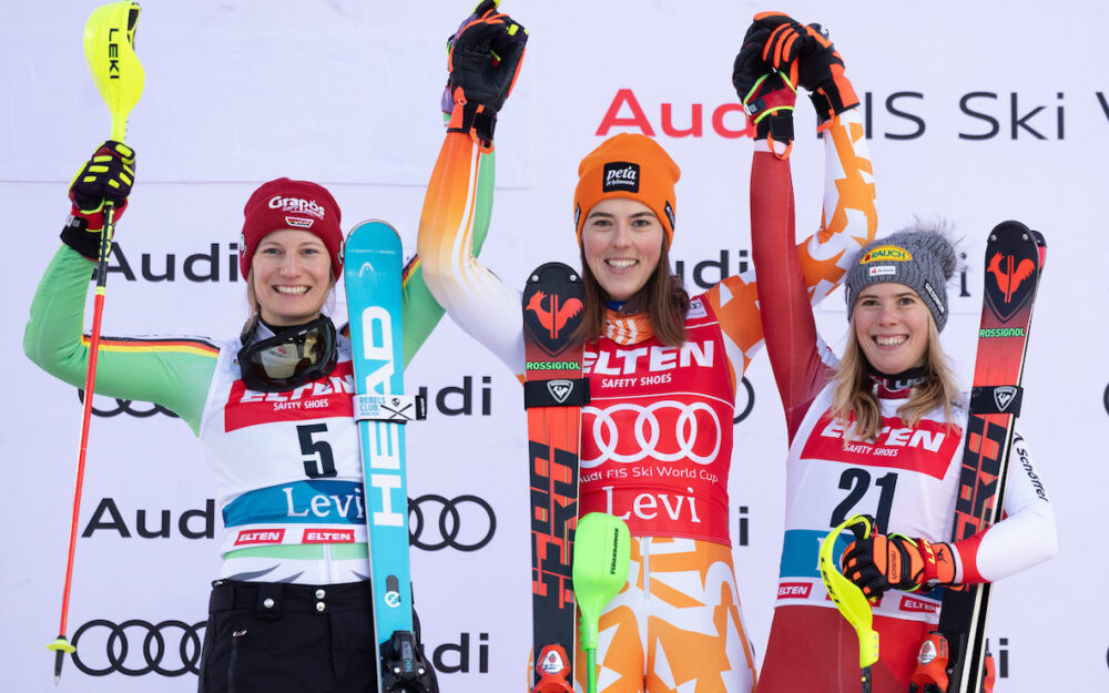 Petra Vlhova souverän zum sechsten Sieg in Levi Lena Dürr (2.) Siegerin Petra Vlhova und Katharina Liensberger (3.) beim verdienten Jubel. – Foto: GEPA pictures