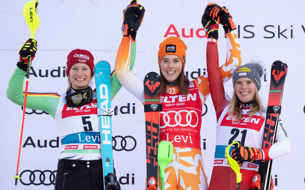 Lena Dürr (2.) Siegerin Petra Vlhova und Katharina Liensberger (3.) beim verdienten Jubel. – Foto: GEPA pictures