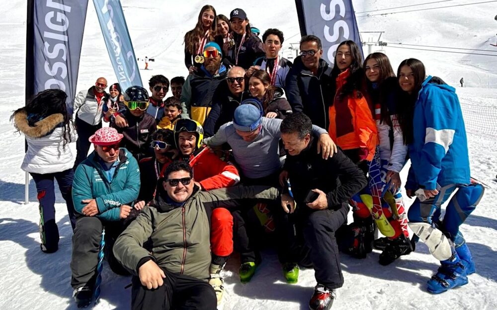 Gruppenbild nach einem Rennen der Nationalen Meisterschaften in Cedars. Osi Inglin vorne links mit modischer Kopfbedeckung. – Foto: zvg