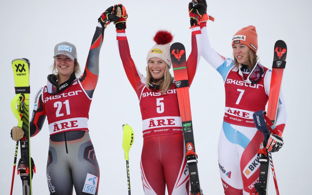 Katharina Liensberger(Mitte) holt sich den Sieg im Slalom von Are vor Mina Fuerst Holtmann (links) und Michelle Gisin. –Foto: GEPA pictures