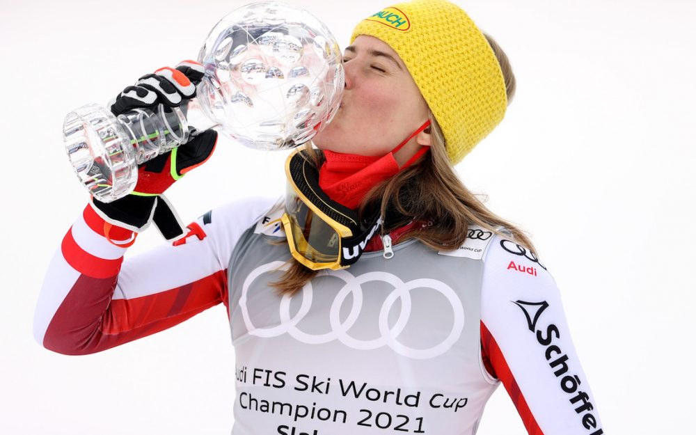 Ein Küsschen in Ehren.... Katharina Liensberger hat die kleine Kugel für die Slalom-Wertung gewonnen. – Foto: GEPA pictures