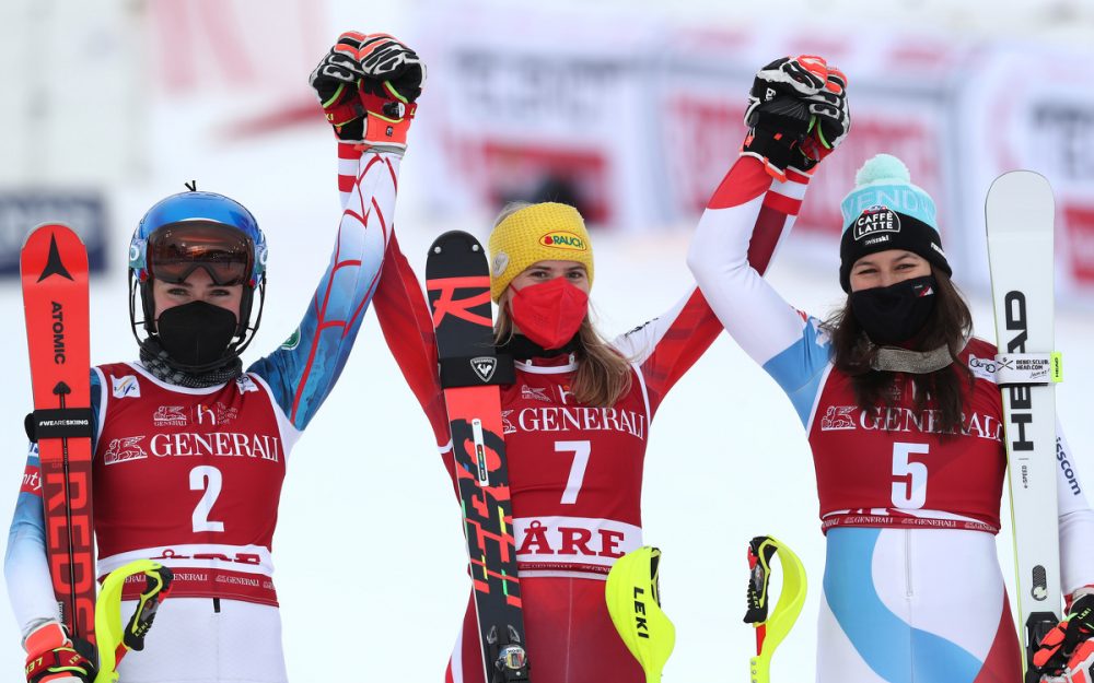 Katharina Liensberger erlöst Österreich Mikaela Shiffrin (links) und Wendy Holdener (rechts) lassen Premierensiegerin Katharina Liensbeger (Mitte) hochleben. – Foto: GEPA pictures