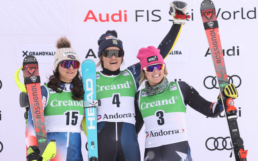 Anna Swenn Larsson gewinnt ihren zweiten Weltcup-Slalom Anna Swenn Larsson (Mitte) bildet mit Zrinka Ljutic (links) und Paula Moltzan das Podest in Soldeu. – Foto: GEPA pictures