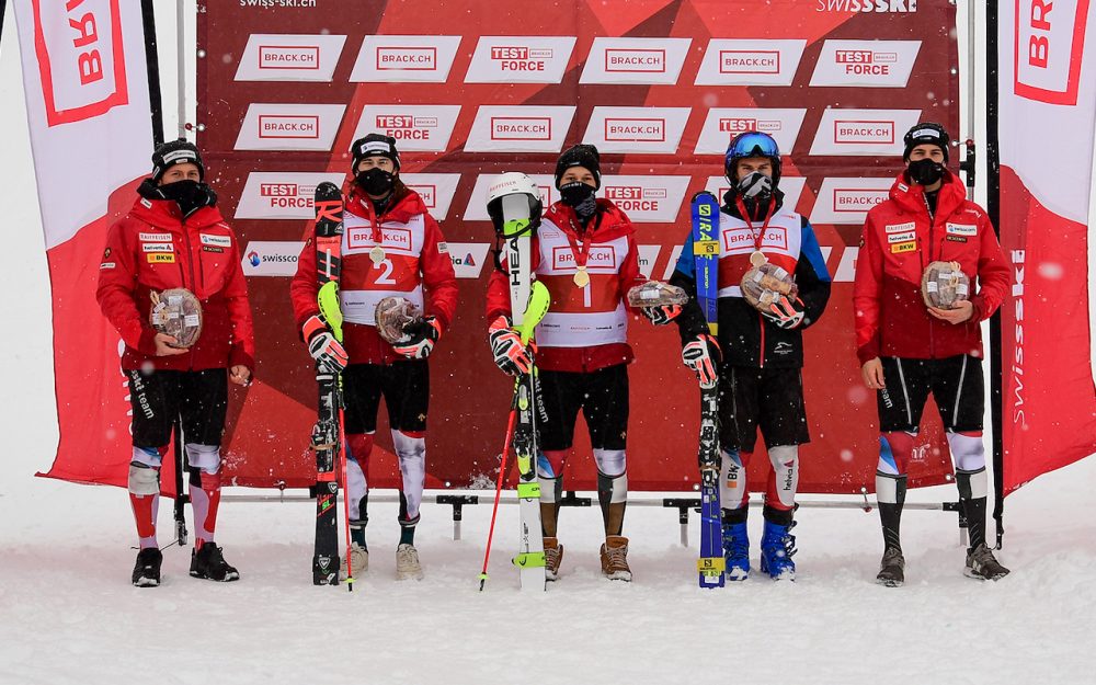 Reto Mächler und Lena Volken holen sich die U21-Titel Reto Mächler (Mitte) gewinnt den nationalen U21-Meistertitel im Slalom. – Foto: rk-photography.ch