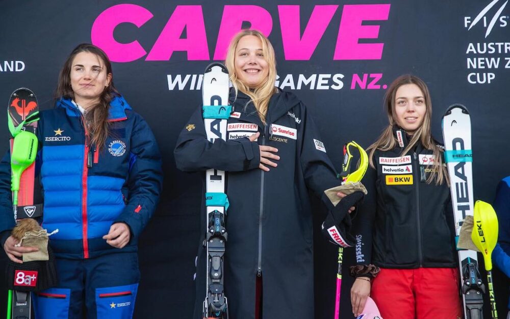 Janine Mächler „kopiert“ ihren Bruder und gewinnt in Coronet Peak Janine Mächler (Mitte) gewinnt in Coronet Peak vor Lucrezia Lorenzi (links) und Amelie Klopfenstein. – Fotos: zvg Wintergames / @rossmackay_nz und @sean.beale