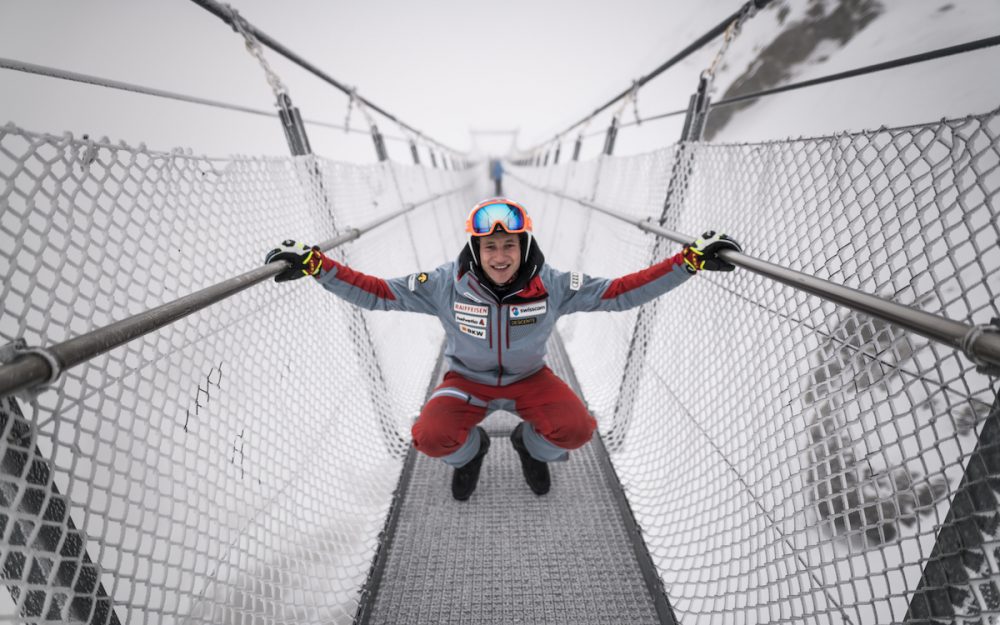 Marco Odermatt wird Botschafter der Titlis Bergbahnen Marco Odermatt in luftiger Höhe. – Foto: zvg / Titlis Bergbahnen