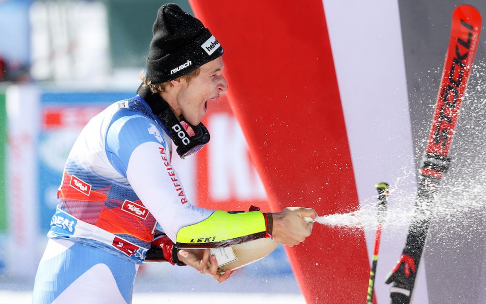 Das gemeinsame Feiern geht weiter: Marco Odermatt und Skihersteller Stöckli haben ihre Zusammenarbeit verlängert.  – Foto: GEPA pictures