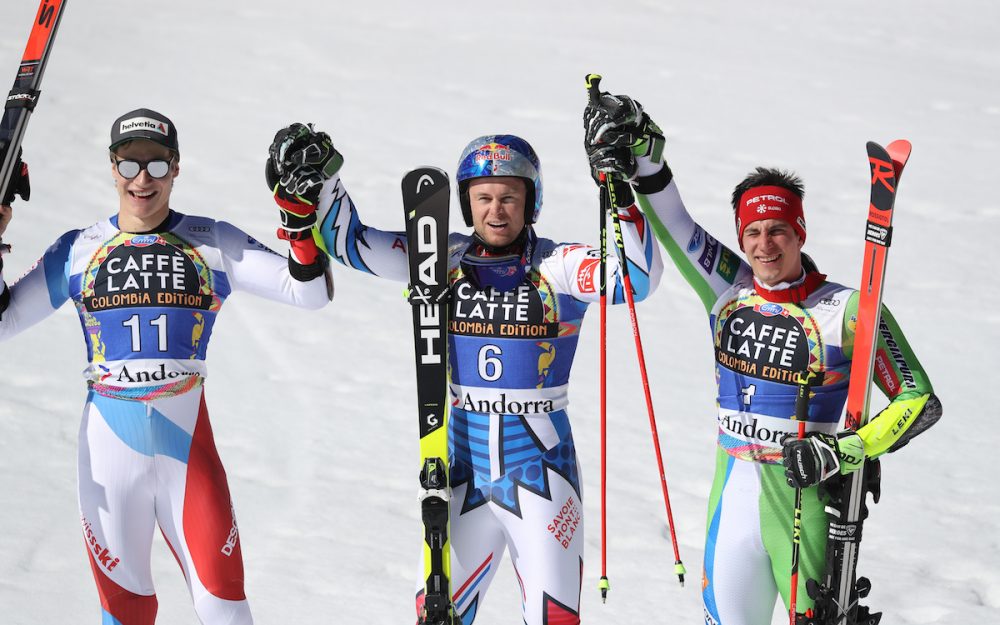 Alexis Pinturault (Mitte) lässt sich von Marco Odermatt (links) und Zan Kranjec feiern. – Foto: GEPA pictures