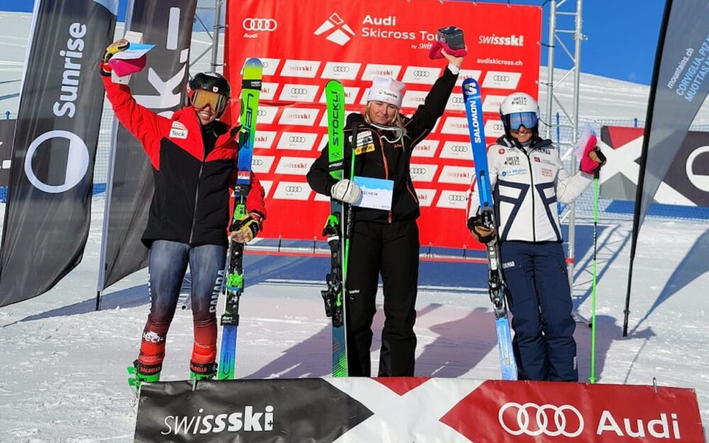 Margaux Dumont (Mitte), Abbey McEwen und Marielle Berger-Sabbatel (rechts) lassen sich feiern. – Foto: zvg