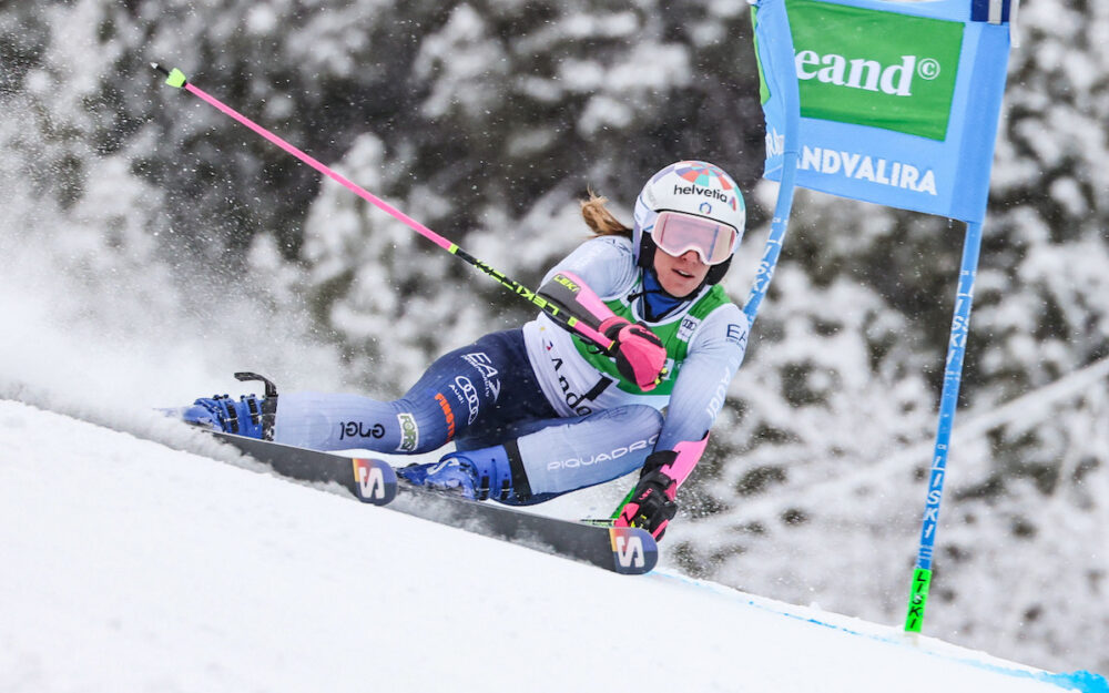 Marta Bassino legte im 1. Lauf mit Startnummer 1 die schnellste Zeit auf die Piste. – Foto: GEPA pictures