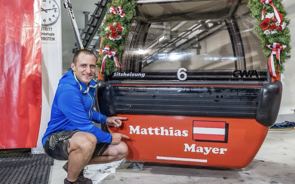 Matthias Mayer vor seiner Hahnenkamm-Gondel. – Foto: zvg / hahnenkamm.com