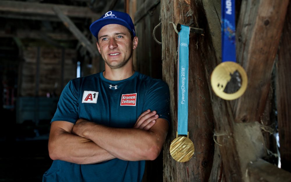 Matthias Mayer und seine zwei Goldenen aus Pyoengchang und Sotschi (Vordergrund). Foto: GEPA pictures