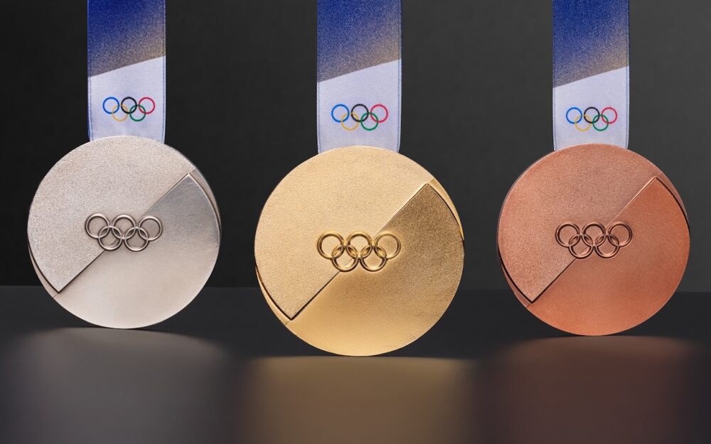 Silber, Gold und Bronze – so schauen die Olympia-Medaillen 2026 aus. – Foto: www.milanocortina2026.olympics.com