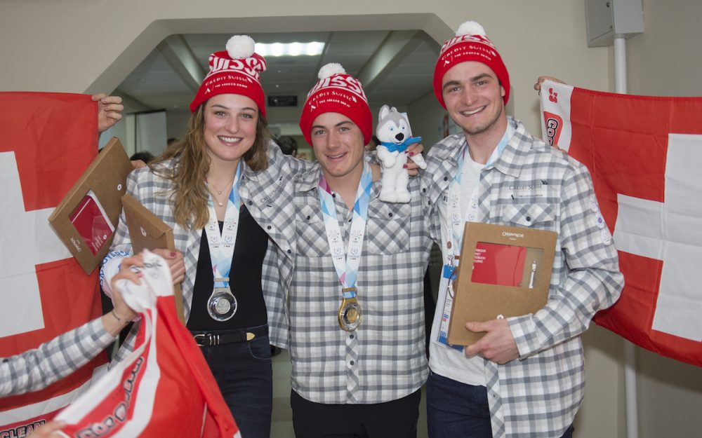 Amelie Dupasquier (links), Lukas Zippert (Mitte) und Yannick Chabloz freuen sich über ihre Medaillen. – Fotos: Swiss University Sports / Maria Schmid