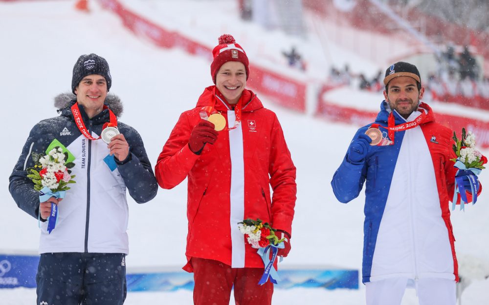 Marco Odermatt (Mitte), Zan Kranjec (links) und Mathieu Faivre holen sich die Medaillen im Riesenslalom. – Foto: GEPA pictures